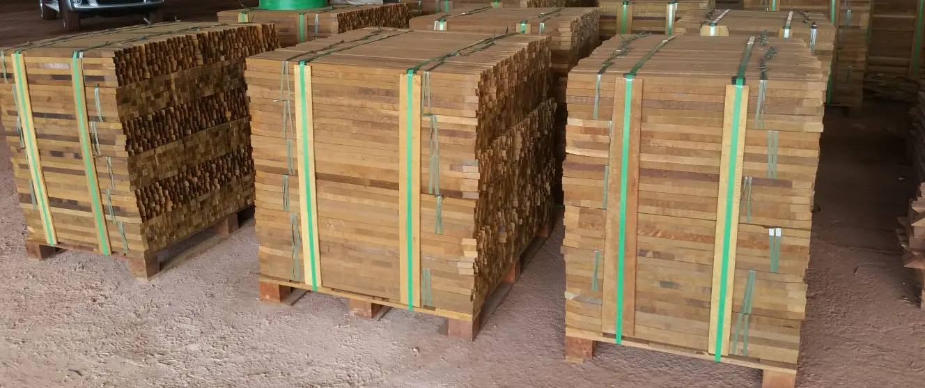 tuteur carré en bois exotique