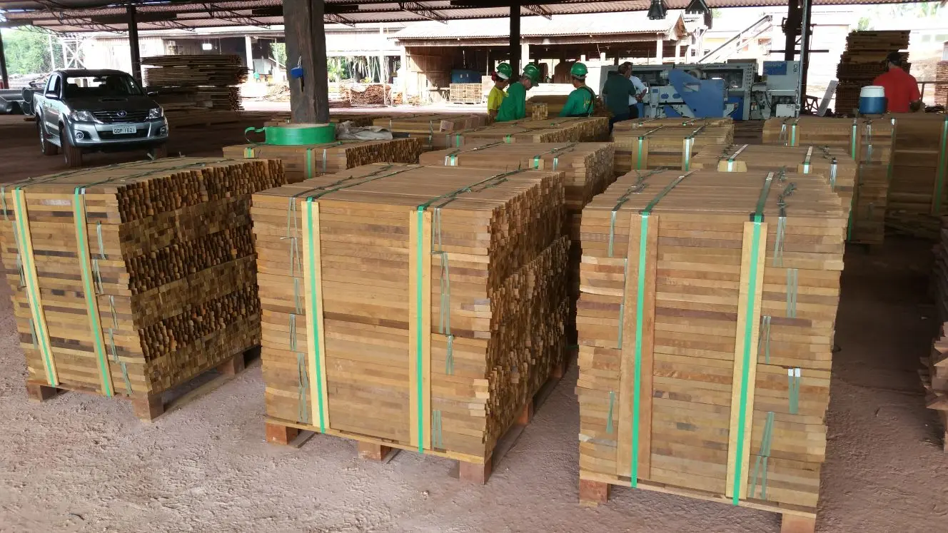 tuteur carré en bois exotique